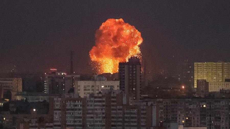 Explosão é vista em Kiev após um ataque de míssil russo em 2 de setembro de 2024