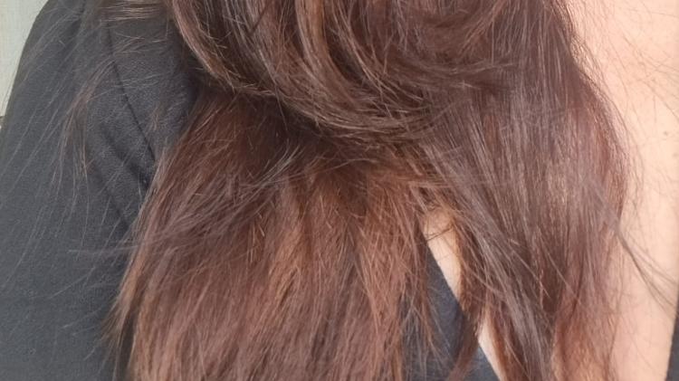 Com corte repicado e as pontas mais claras, meu cabelo é do tipo liso e seco.