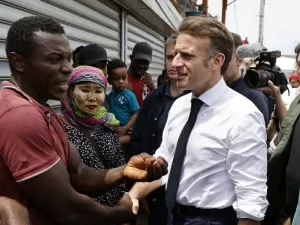 Macron discute com moradores em visita a Mayotte, atingida por ciclone