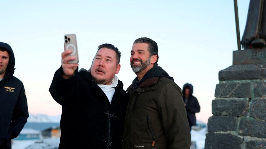 Donald Trump Jr. tira foto com local em frente à estátua de Hans Egede, missionário que colonizou a Groenlândia