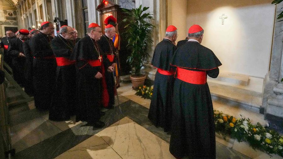 Cardeais fazem fila para visitar o túmulo do papa Francisco na basílica Santa Maria Maggiore, em Roma Cardeais fazem fila para visitar o túmulo do papa Francisco na basílica Santa Maria Maggiore, em Roma