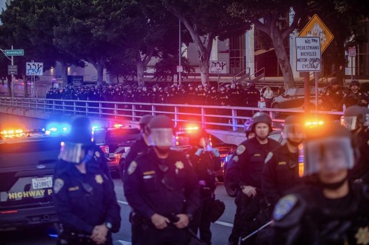 10.jun.2025 - Policiais fecham as pontes e o acesso a uma rodovia devido ao toque de recolher em Los Angeles 10.jun.2025 - Policiais fecham as pontes e o acesso a uma rodovia devido ao toque de recolher em Los Angeles