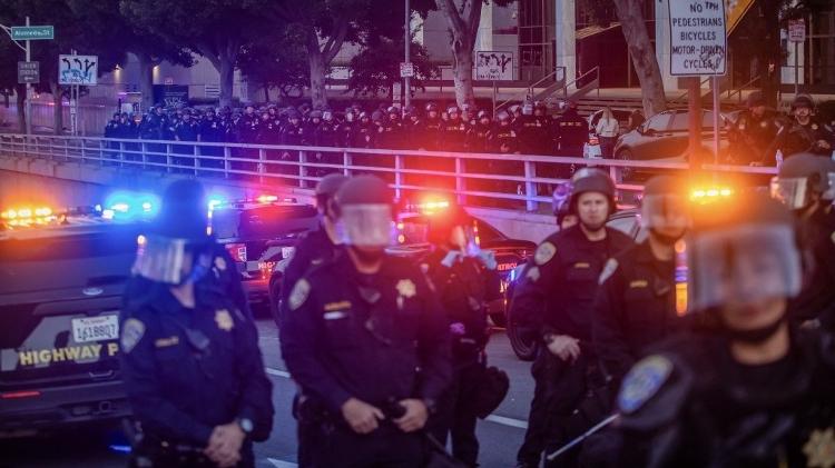 10.jun.2025 - Policiais fecham as pontes e o acesso a uma rodovia devido ao toque de recolher em Los Angeles 10.jun.2025 - Policiais fecham as pontes e o acesso a uma rodovia devido ao toque de recolher em Los Angeles
