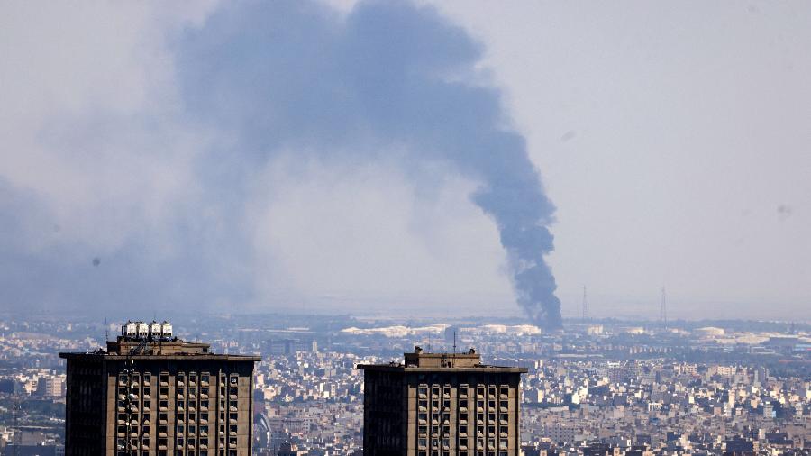17.jun.2025 - Fumaça sobe perto de uma refinaria de petróleo em Teerã, no Irã, após um ataque israelense, no quinto dia de confronto entre os dois países 17.jun.2025 - Fumaça sobe perto de uma refinaria de petróleo em Teerã, no Irã, após um ataque israelense, no quinto dia de confronto entre os dois países
