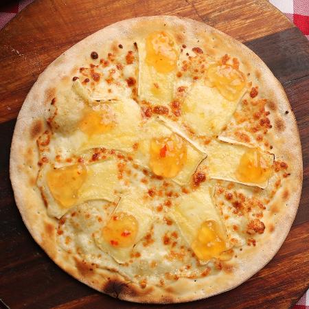 Pizza de brie com geleia de damasco, da Di Blasi Pizzas