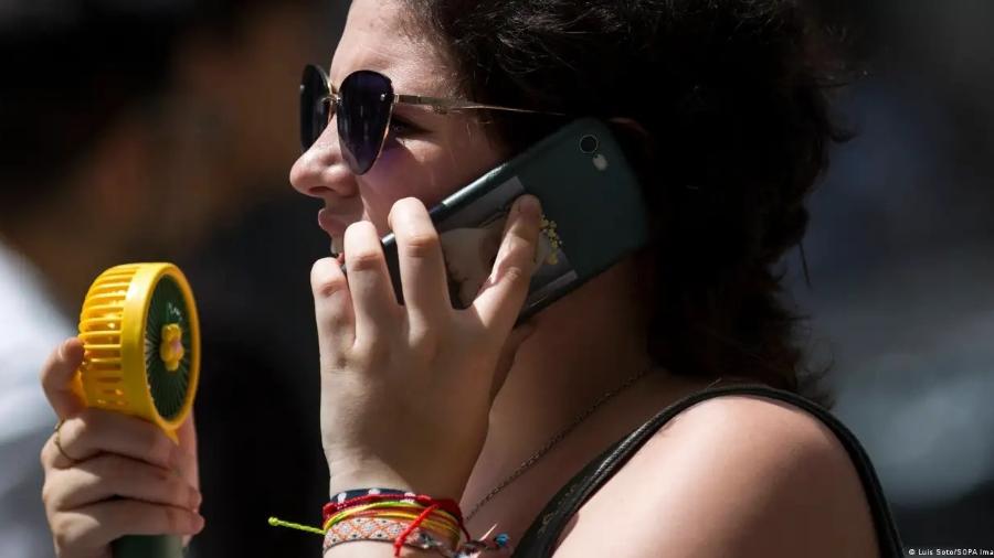 Até mesmo gadgets baratos, como ventiladores de mão, podem conter componentes reaproveitáveis Até mesmo gadgets baratos, como ventiladores de mão, podem conter componentes reaproveitáveis