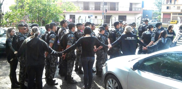 Mulheres e familiares cercam tropa em frente à quartel em Canoas (RS) - Divulgação