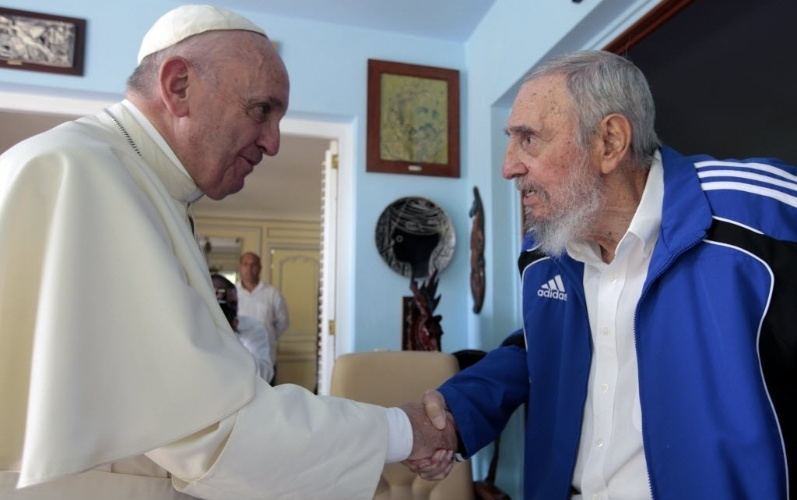 20.set.2015 - O papa Francisco se encontrou com o ex-presidente cubano Fidel Castro neste domingo, após realizar missa em Havana. A reunião entre os dois aconteceu na casa de Fidel e durou cerca de 40 minutos