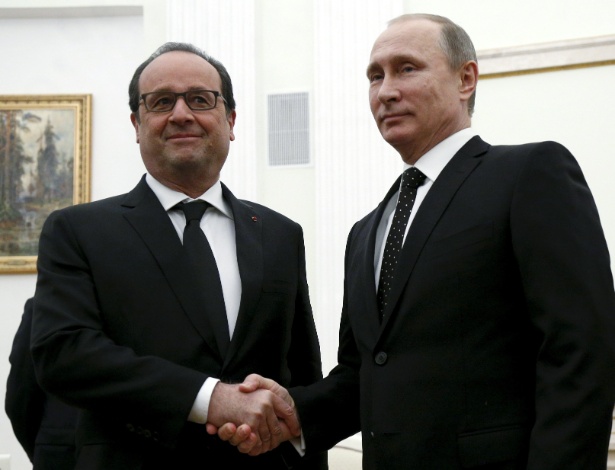 O presidente francês, François Hollande, cumprimenta o presidente russo, Vladimir Putin - Alexander Zemlianichenko/Reuters