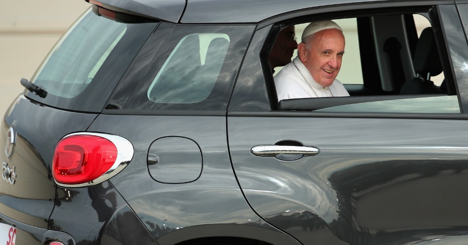 1º.abr.2016 - O papa Francisco embarca em carro Fiat ao chegar aos EUA, depois de visitar Cuba, em 22 de setembro de 2015. O carro usado pelo papa na visita a Washington, Nova York e Filadélfia, sua primeira viagem aos Estados Unidos como pontífice, foi leiloado por U$ 300 mil nesta sexta-feira
