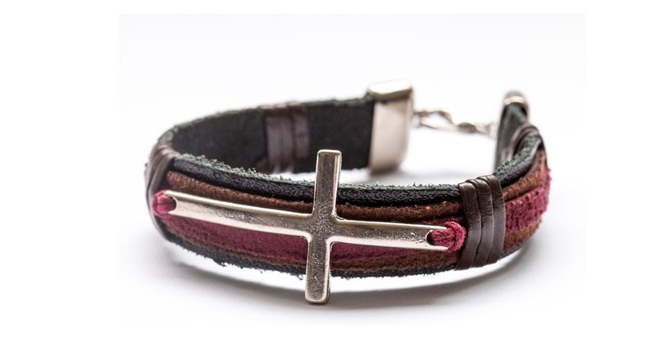 A Salmo vende, além de camisetas com frases religiosas, acessórios com símbolos religiosos, com a Pulseira Cruz (foto) - Divulgação