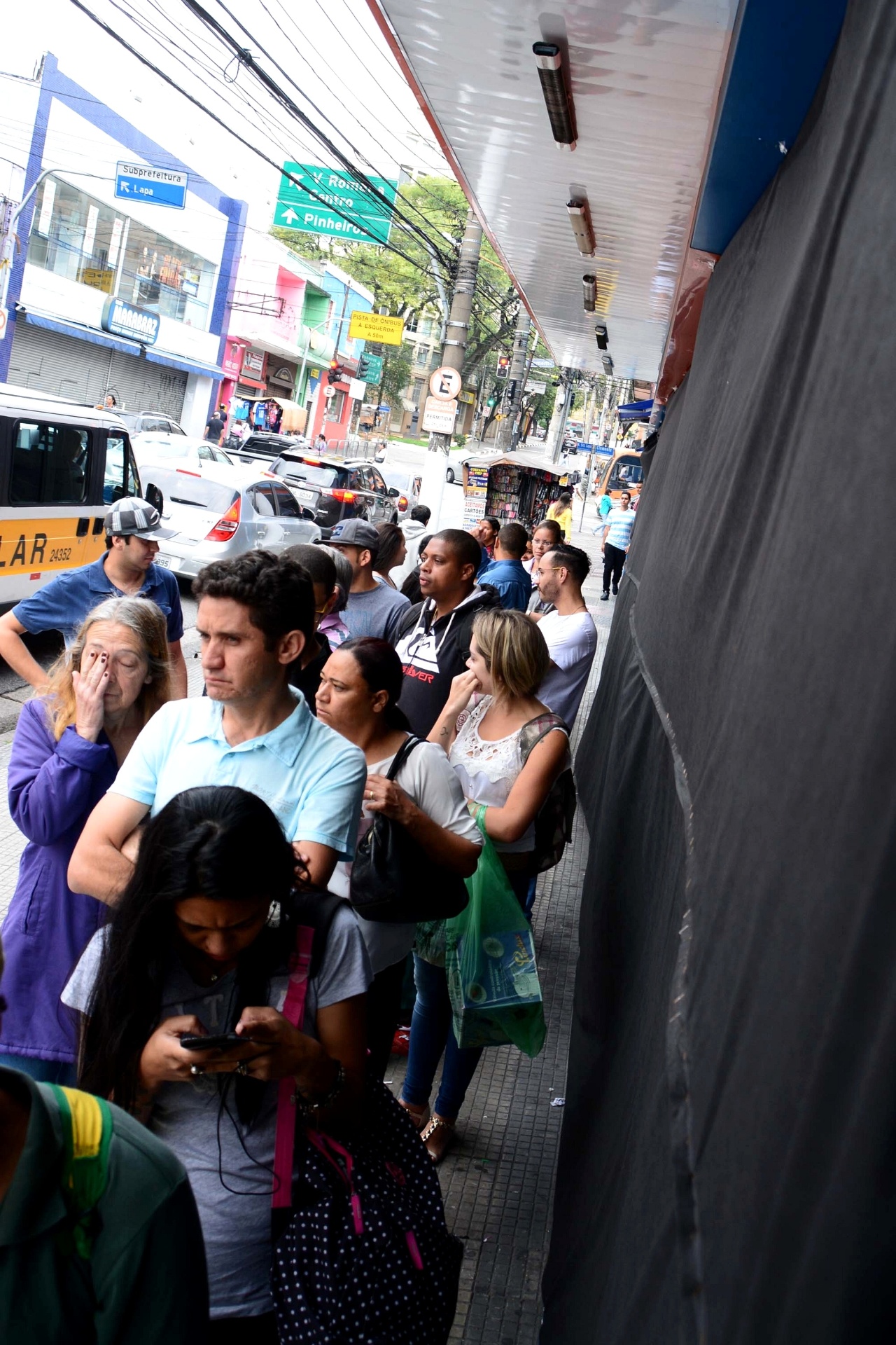 25.nov.2016 -Clientes aguardam em busca de descontos da Black Friday em loja na Lapa, zona oeste de São Paulo, nesta sexta-feira (25) - Ronaldo Silva/Futura Press/Estadão Conteúdo