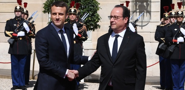 14.mai.2017 - O ex-presidente francês François Hollande cumprimenta Emmanuel Macron, seu sucessor - Eric Feferberg/AFP