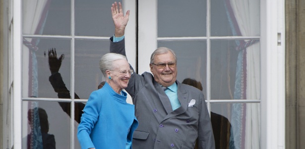 16.abr.2016 - A rainha Margrethe e o príncipe Henrik acenam do balcão durante a celebração do aniversário de 76 anos da rainha, no palácio Amalienborg, em Copenhague - Marie Hald/Scanpix via Reuters