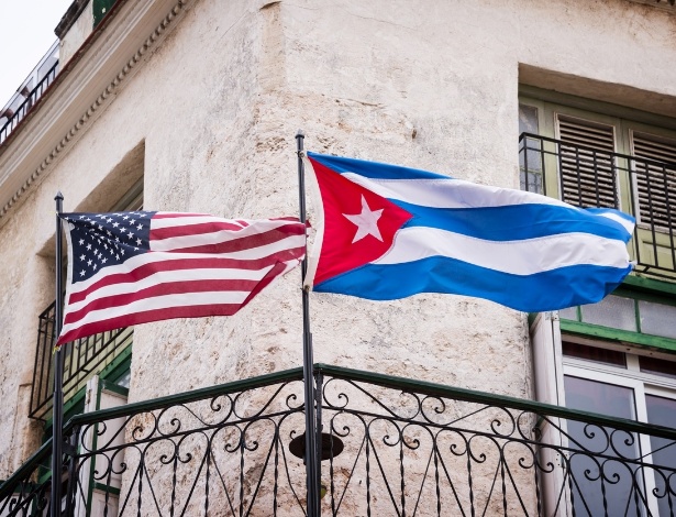 Bandeiras dos EUA e de Cuba lado a lado em sacada de apartamento em Havana - Getty Images/iStockphoto