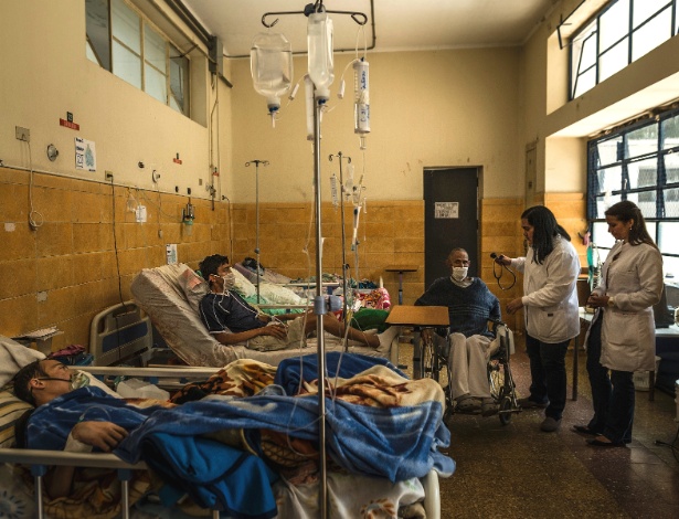 A médica Zhenia Fuentes examina pacientes com tuberculose, em hospital em Caracas - Meridith Kohut/The New York Times