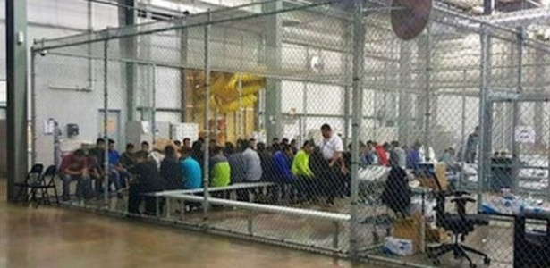 Estados Unidos detêm famílias imigrantes em fronteira - AFP