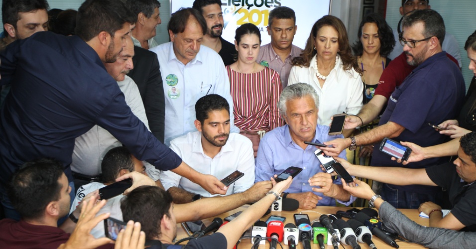Candidato ao governo do estado de Goiás, o senador Ronaldo Caiado (DEM), concede entrevista após ser eleito ainda no primeiro turno com 59,7% dos votos válidos, com 99% das urnas apuradas
