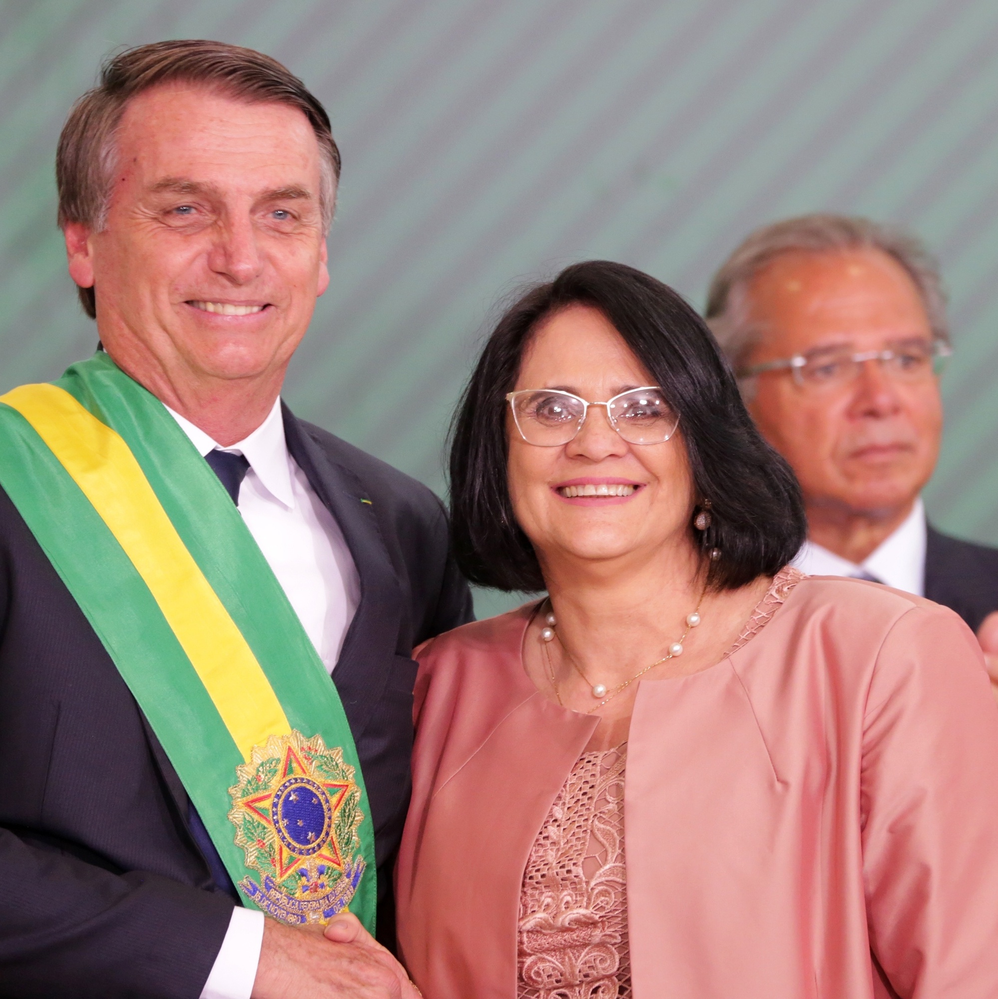 Convidada por Bolsonaro, Damares hesita sobre concorrer ao Senado, Política