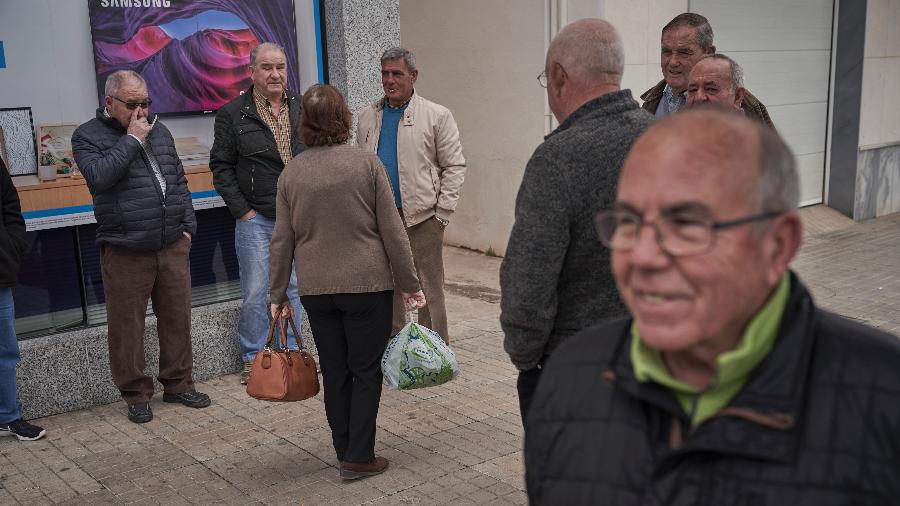 Aposentados conversam em rua de El Ejido, cidade espanhola onde quase 30% dos eleitores votaram no partido de extrema-direita Vox nas eleições regionais de dezembro - Samuel Aranda/The New York Times