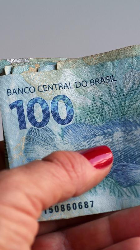 https://conteudo.imguol.com.br/c/noticias/4a/2019/03/12/dinheiro-real-notas-salario-minimo-1552409131187_v2_450x800.jpg