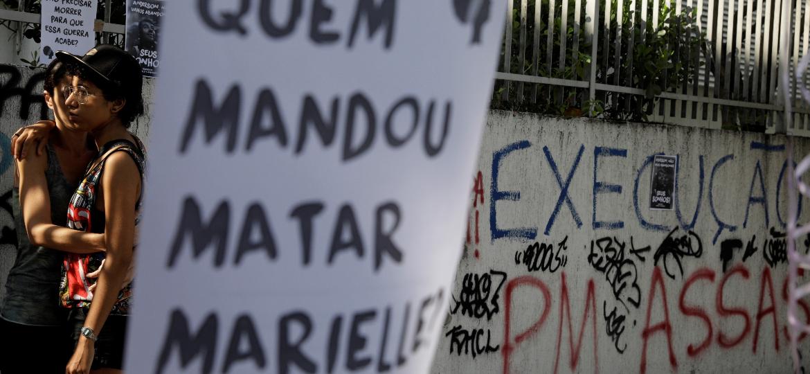 Março de 2018: "Quem mandou matar Marielle": Manifestantes prestam homenagem a Marielle Franco no local do assassinato e cobram a elucidação completa do crime - Ricardo Moraes/REUTERS