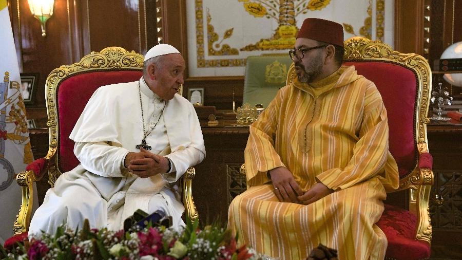 30.mar.2019 - O papa Francisco se encontra com o rei do Marrocos, Mohammed VI, no palácio real do país africano - Fadel Senna/AFP