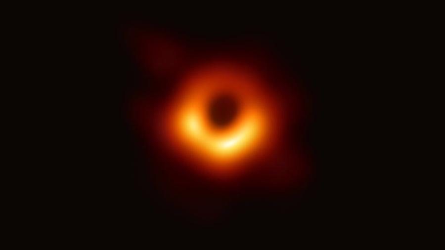 A primeira imagem da história de um buraco negro: ele está cercado pelo brilho de gases atraídos pela gravidade - Divulgação/Twitter National Science Foundation
