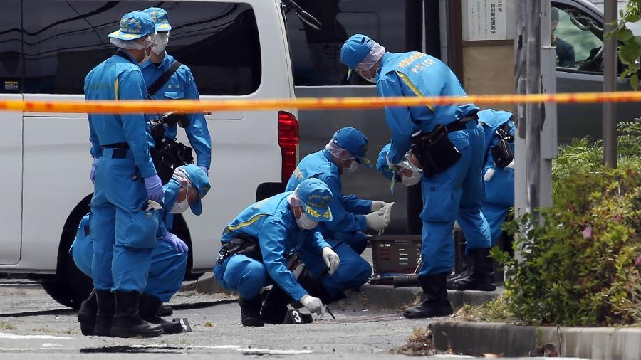 28.mai.2019 - Polícia forense investiga a cena do crime onde um homem esfaqueou ao menos 19 pessoas, incluindo crianças, em Kawasaki, no Japão - Jiji Press/AFP