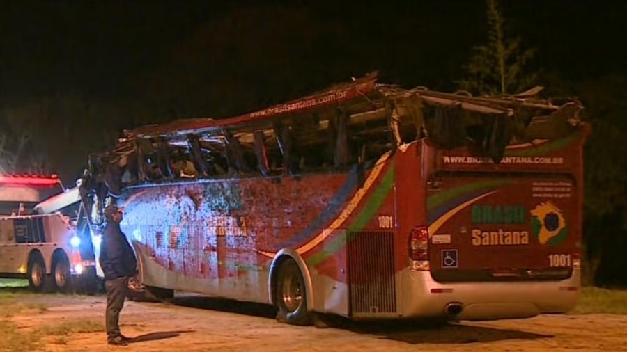 De acordo com o Corpo de Bombeiros, oito adultos e duas crianças morreram no acidente - Reprodução/TV Globo