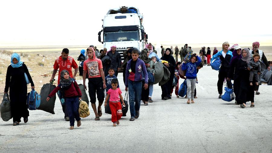 12.jun.2019 - Sírios deslocados chegam à passagem de Jlaighem, no leste da província de Homs, no centro do país - Ammar Safarjalani/Xinhua/Folhapress