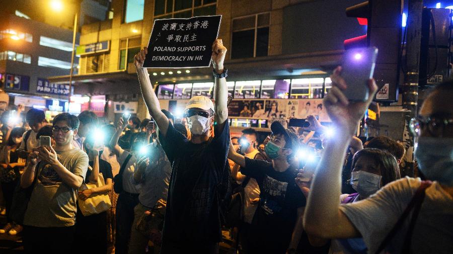 7.set.2019 - Manifestantes usam a lanterna do celular para protestar do lado de fora de uma delegacia de polícia em Hong Kong - Philip Fong/AFP