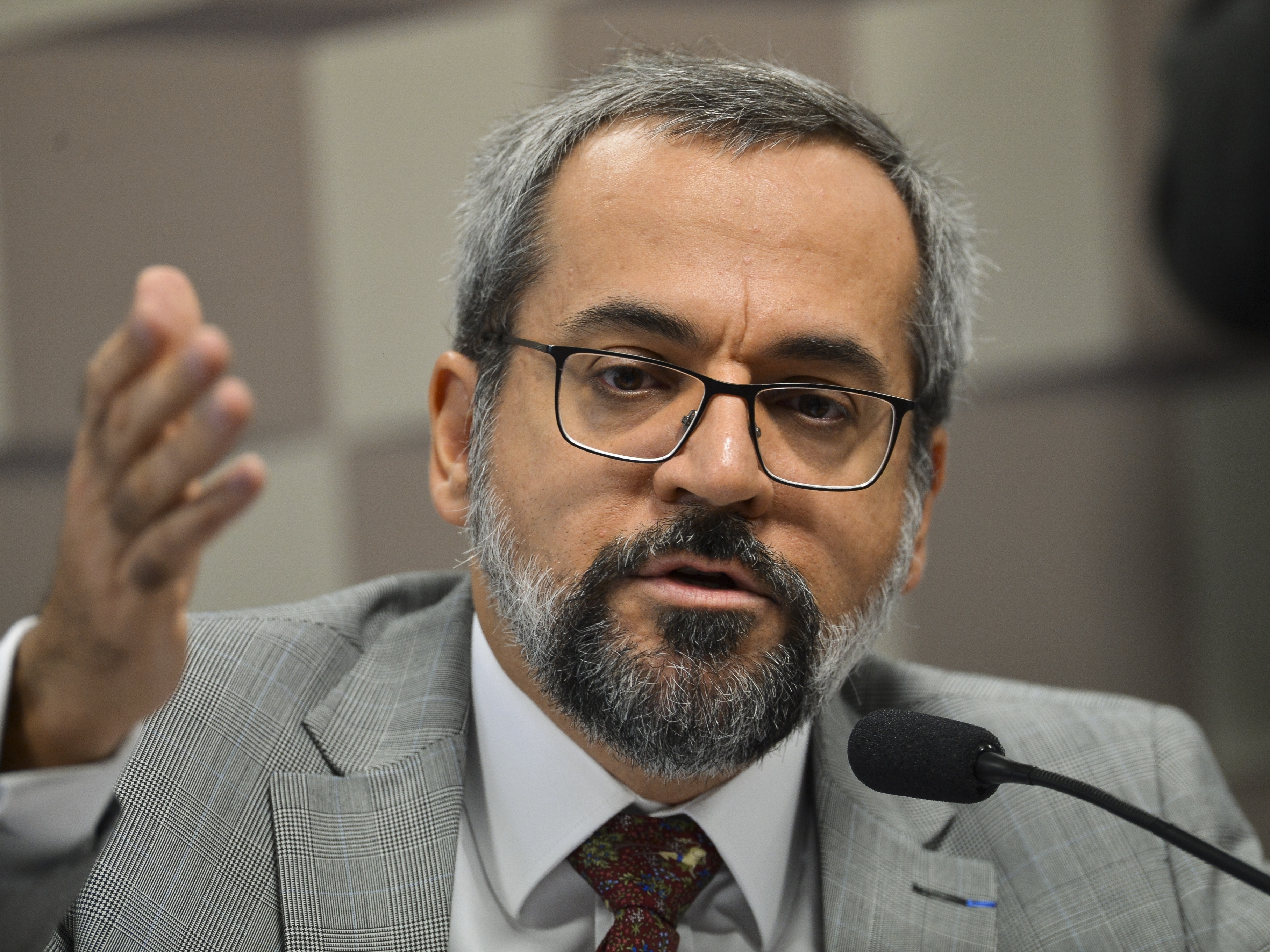  Weintraub libera alunos dos cursos de saúde para trabalhar na rede pública