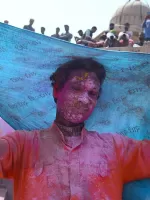 Indianos celebram o Holi, o festival da cor, apesar do coronavírus