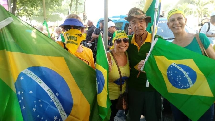 Manifestantes usam máscaras com mensagens em ato pró-Bolsonaro - Pauline Almeida/Colaboração para o UOL