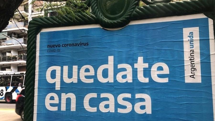 Governo argentino espalhou cartazes pelas ruas pedindo que a população fique em casa para se proteger do vírus - Marcia Carmo/BBC