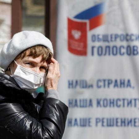 Mulher usa máscara de proteção em Stavropol, na Rússia - 