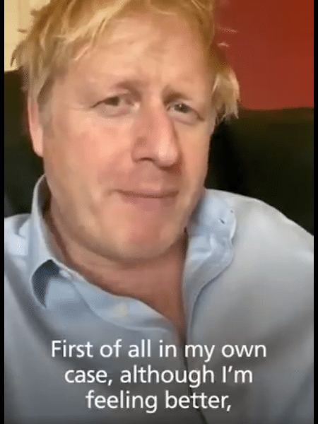 03.abr.2020 - O primeiro-ministro britânico Boris Johnson em vídeo onde anunciou que seguirá em auto isolamento por ainda estar com febre. Ele foi diagnosticado com coronavírus e terminava hoje seu período isolado - Reprodução/Twitter