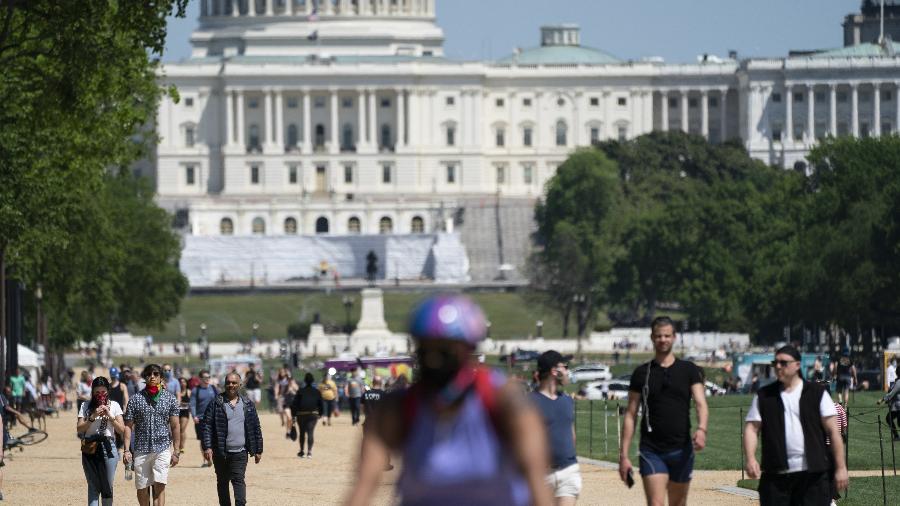 2.mai.2020 - Pessoas caminham no parque National Mall, em Washington (EUA) - Sarah Silbiger/Getty Images/AFP