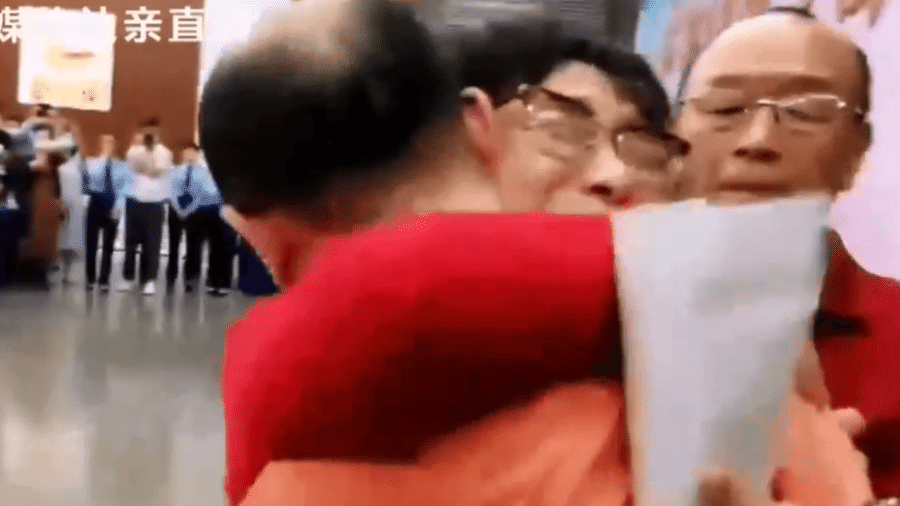 Foi neste momento que Li Jingzhi viu seu filho pela primeira vez em mais de três décadas - CCTV