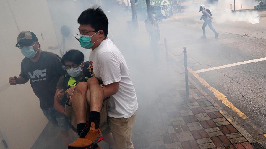 Manifestantes fogem após polícia usar gás lacrimogêneo para dispersar protesto em Hong Kong - Tyrone Siu/Reuters