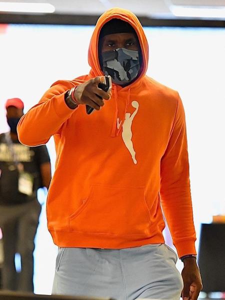 LeBron James chego à ginásio vestindo o casaco laranja da WNBA - Reprodução
