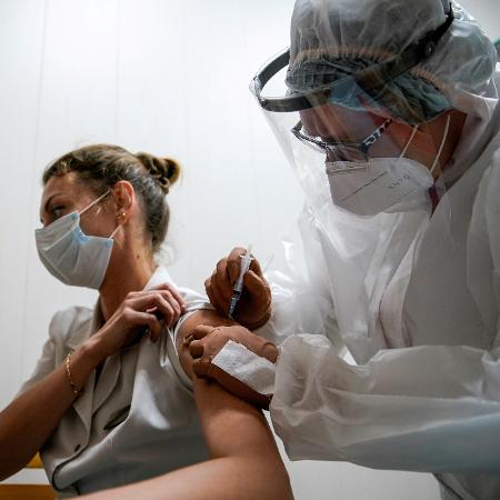 Médica participa de testes de vacina contra covid na Rússia - Tatyana Makeyeva/Reuters