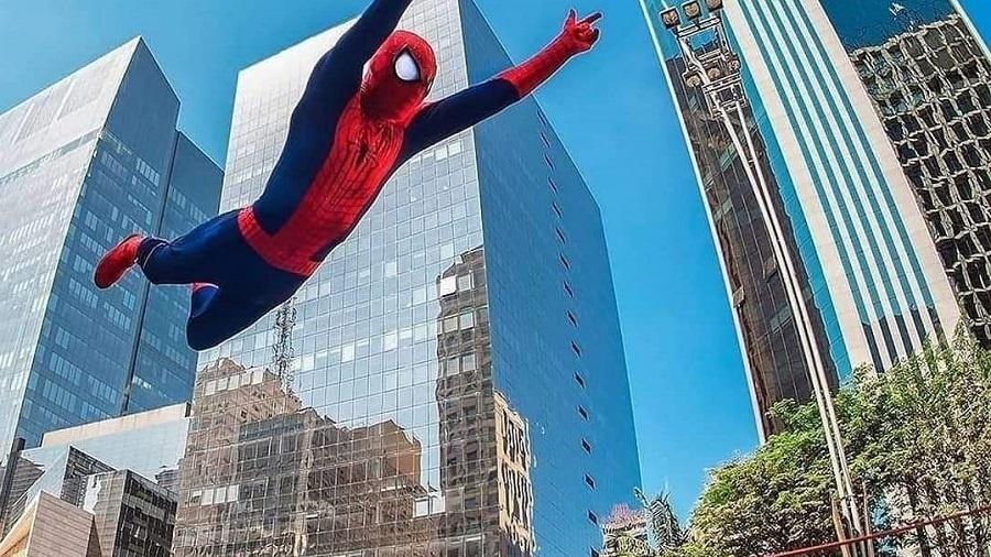 Do slackline para o TikTok: homem-aranha de SP faz sucesso com