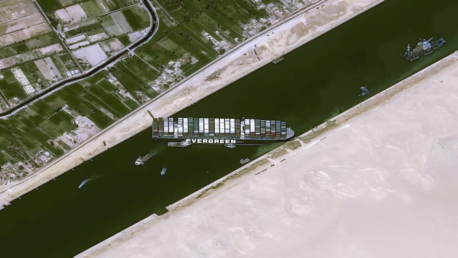 25.mar.2021 - Imagem de satélite mostra o porta-contêineres Ever Given, de 400 metros de comprimento, que bloqueia o Canal de Suez - CNES/AIRBUS/Reuters