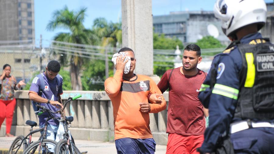 29.mai.2021 - Homem ficou ferido no olho após policiais militares atirarem balas de borracha contra manifestantes no Recife, em maio - Junior Boo/O Fotográfico/Estadão Conteúdo