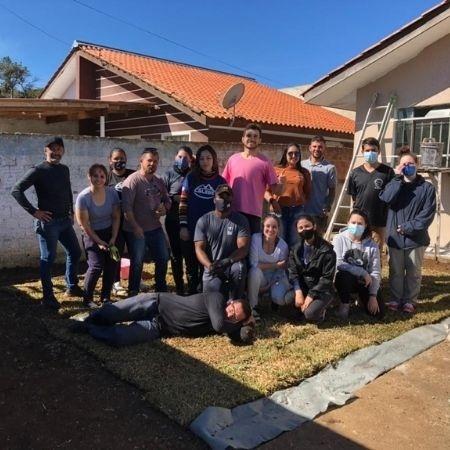 Equipe com 40 voluntários formar uma casa reformar;  nem todos estão na foto - Arquivo pessoal - Arquivo pessoal