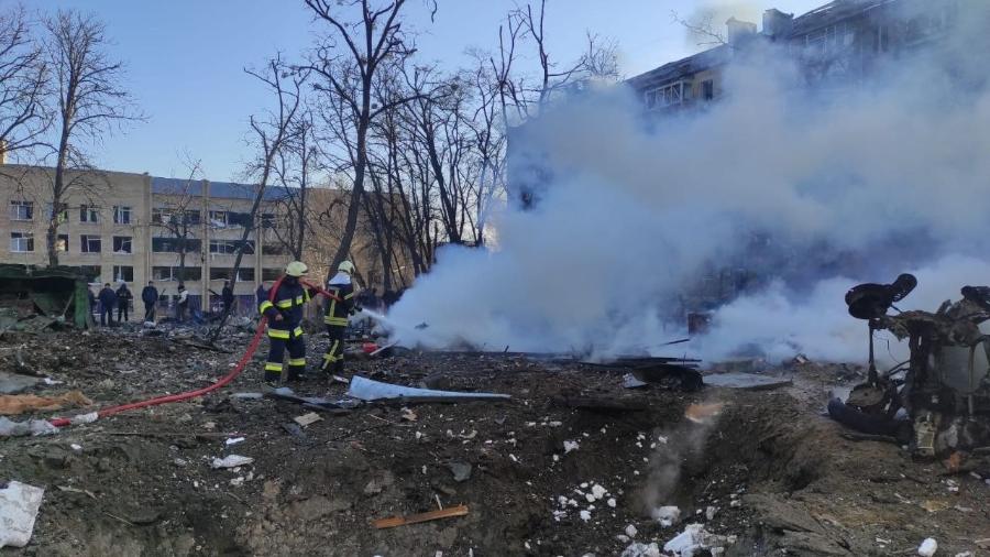 18.mae.2022 - Foguete russo causa incêndio perto dos alojamentos do distrito de Podilsky, em Kiev - Serviço de Emergência do Estado da Ucrânia