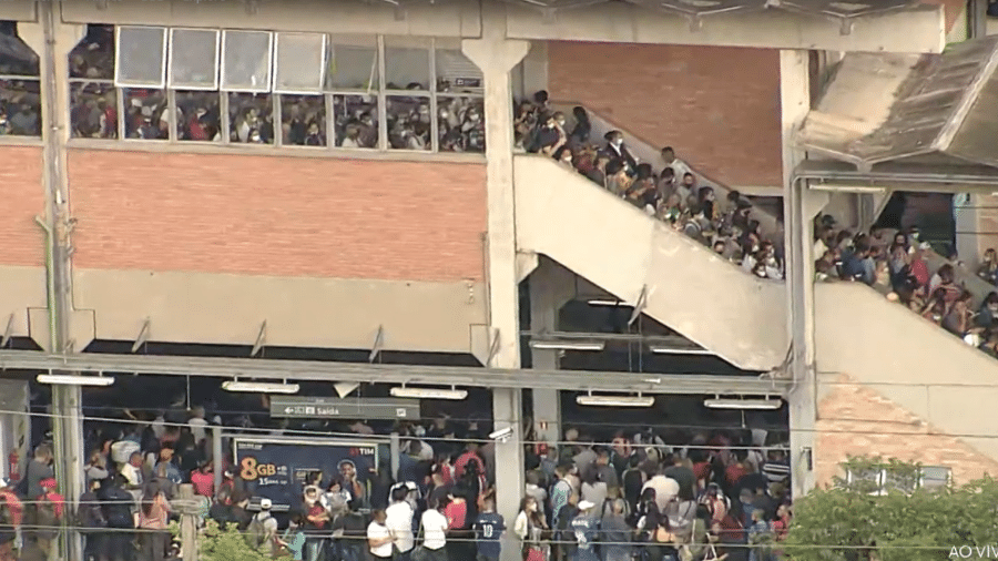 Aglomeração em estação de trem em São Paulo após falha elétrica - Reprodução/TV Globo