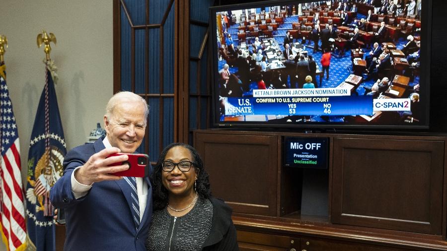 Joe Biden e Ketanji Brown Jackson - Reprodução/Twitter @POTUS